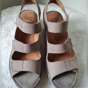 Clarks Women's Wedge Sandals Size 9.